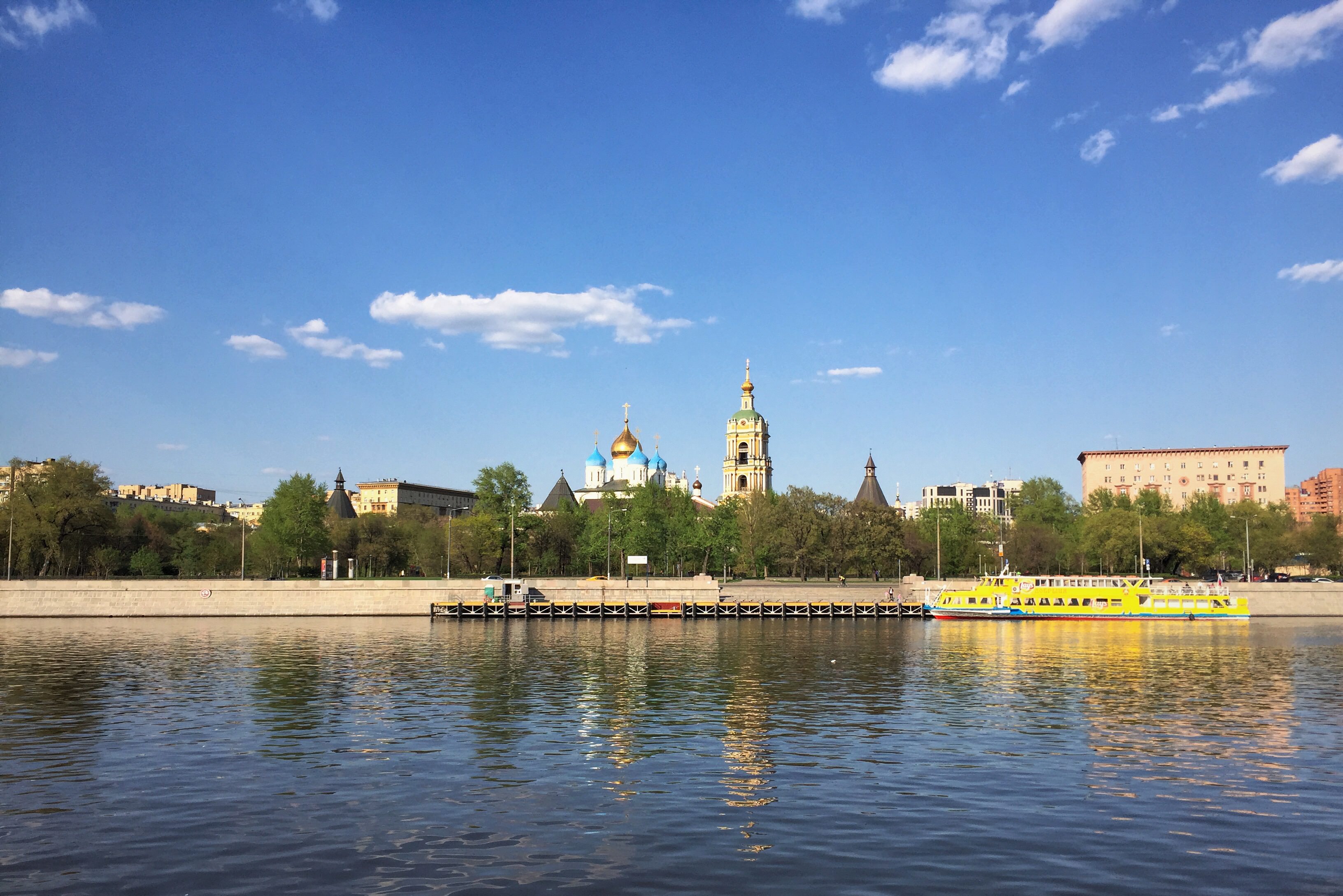 Краснохолмская набережная фото причал File:Moscow, Krasnokholmskaya Embankment and Novospassky Monastery (31126898572)