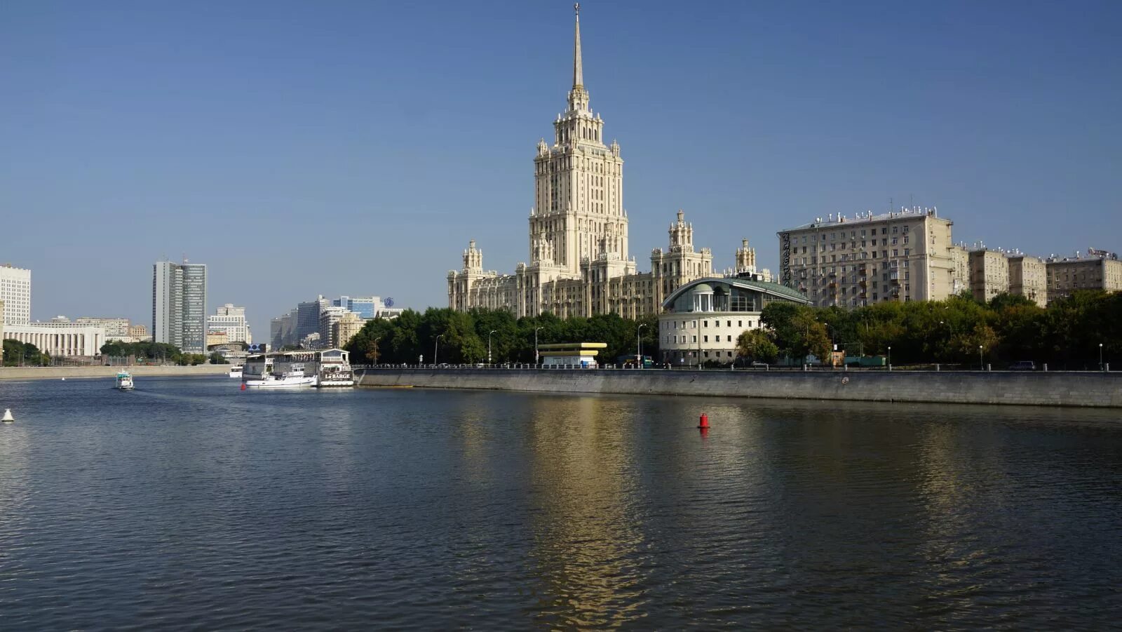 Краснопресненская набережная москва фото Вид на жилой высотный дом на Украинском бульваре 2 1с2 с Краснопресненской набер