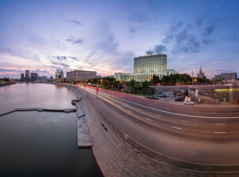 Краснопресненская набережная москва фото Russian White House and Krasnopresnenskaya Embankment Stock Photo - Image of riv