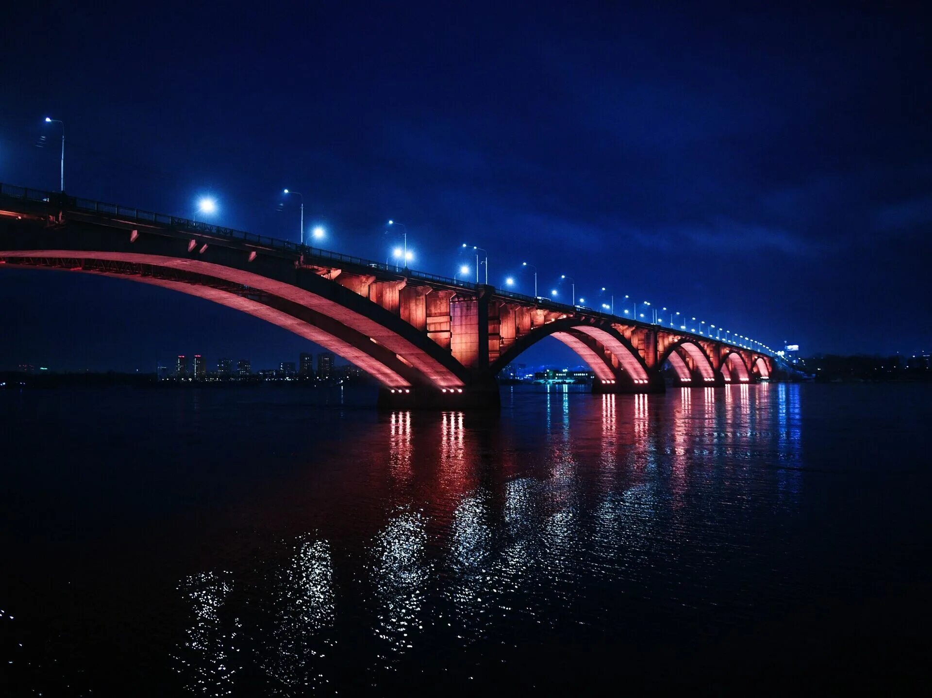 Красноярск мост через енисей фото Видео. Автоелку в Красноярске собрали из 465 машин