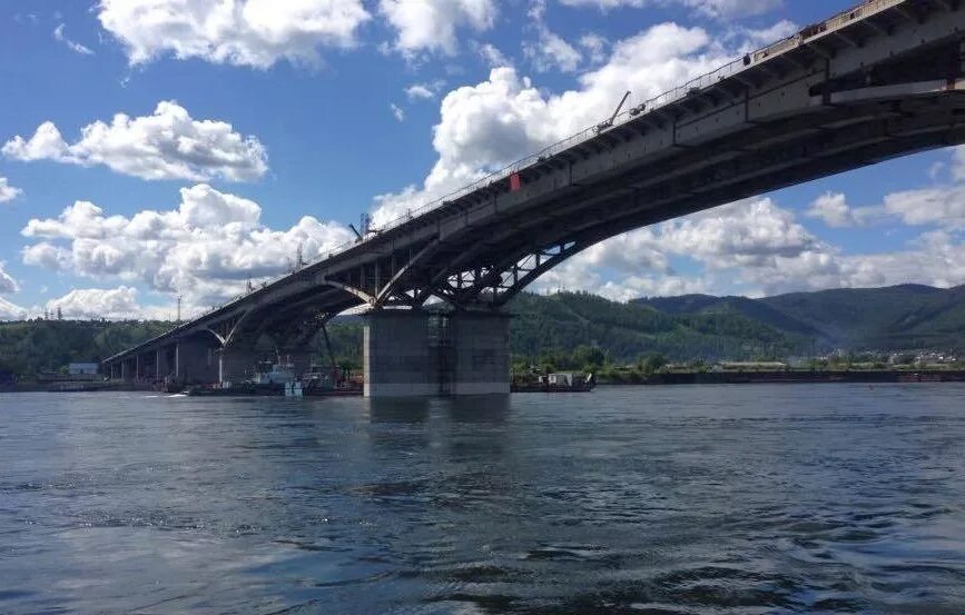 Красноярск мост через енисей фото В пролеты четвертого моста через Енисей уложили последнюю балку / Новости эконом