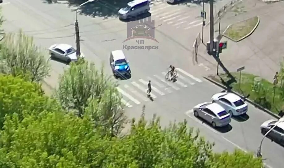 Красноярск новости фото В Красноярске на пешеходном переходе иномарка сбила велосипедистку. Красноярский