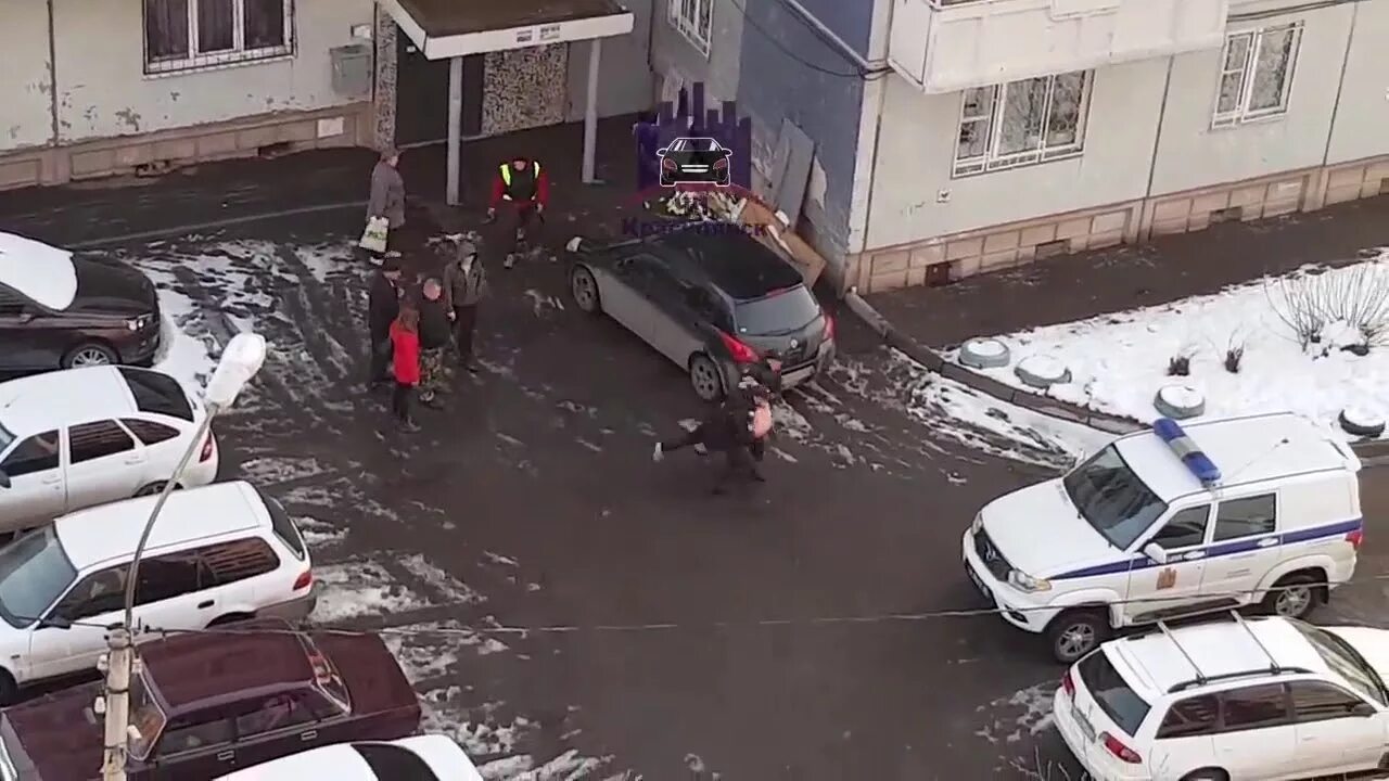 Красноярск новости фото Дебошир бил машины и угрожал ножом людям в Красноярске - YouTube