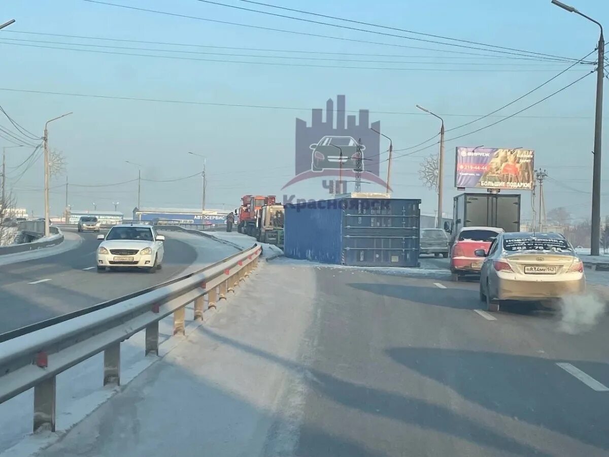 Красноярск новости фото В Красноярске опрокинулся контейнер на проспекте Котельникова и перекрыл дорогу 