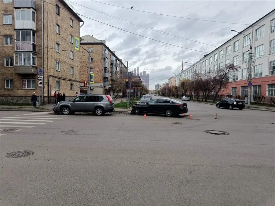 Красноярск новости фото В центре Красноярска водитель "Ниссана" не пропустил встречный автомобиль и попа