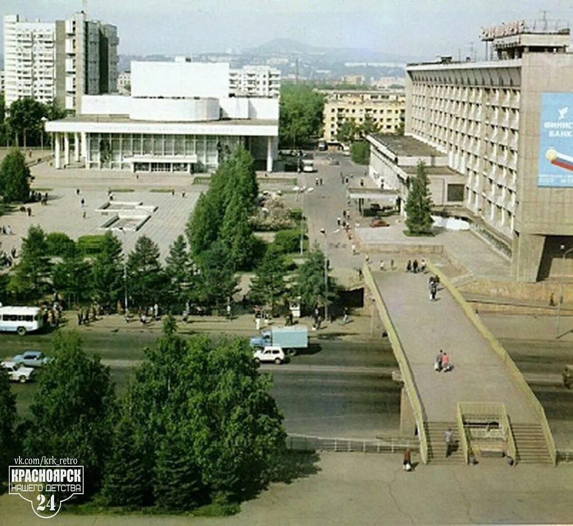 Красноярск в 80 е годы фото Площадь 350-летия Красноярска (сейчас - Театральная площадь), начало 1990-х годо