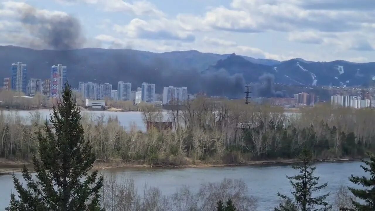 Красноярск в мае фото Отходы производства загорелись возле завода Медпрепаратов. Пожар. Красноярск. Ро