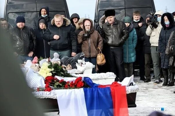 Красноярский край похороны отравившихся детей фото Вчера Нижегородцы простились с убитой в Кудьме семьей - Анатолием и Натальей Кор