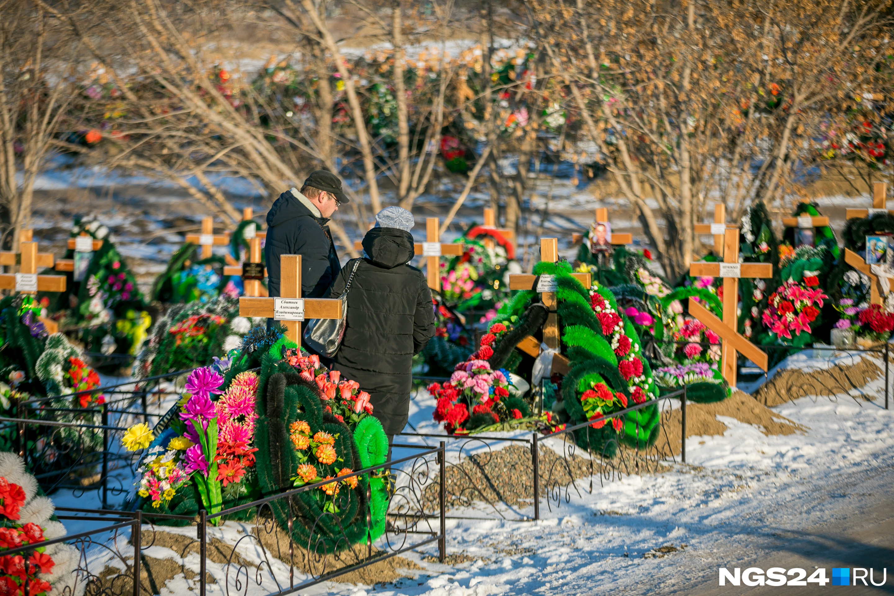 Красноярский край похороны отравившихся детей фото Репортаж с красноярских кладбищ в эпоху ковида - 30 ноября 2020 - НГС24