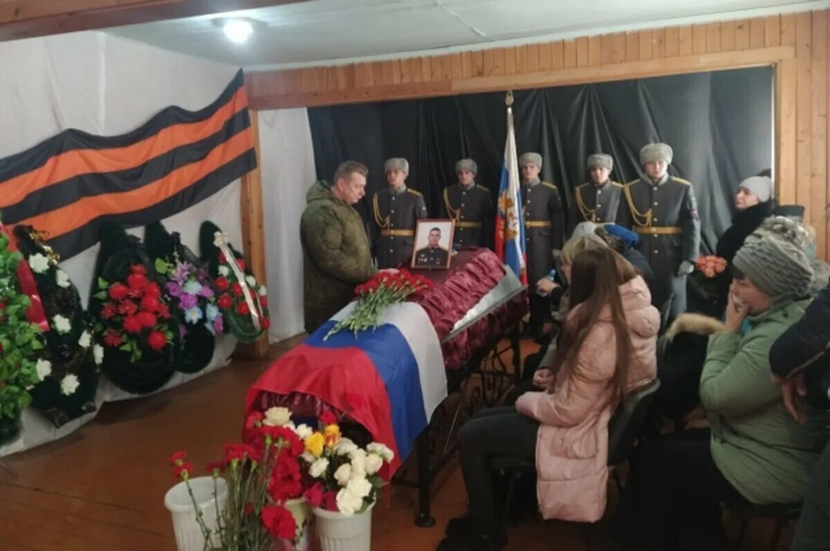 Красноярский край похороны отравившихся детей фото Солдата, который стоял за спиной Путина в новогоднем обращении, похоронили Reado