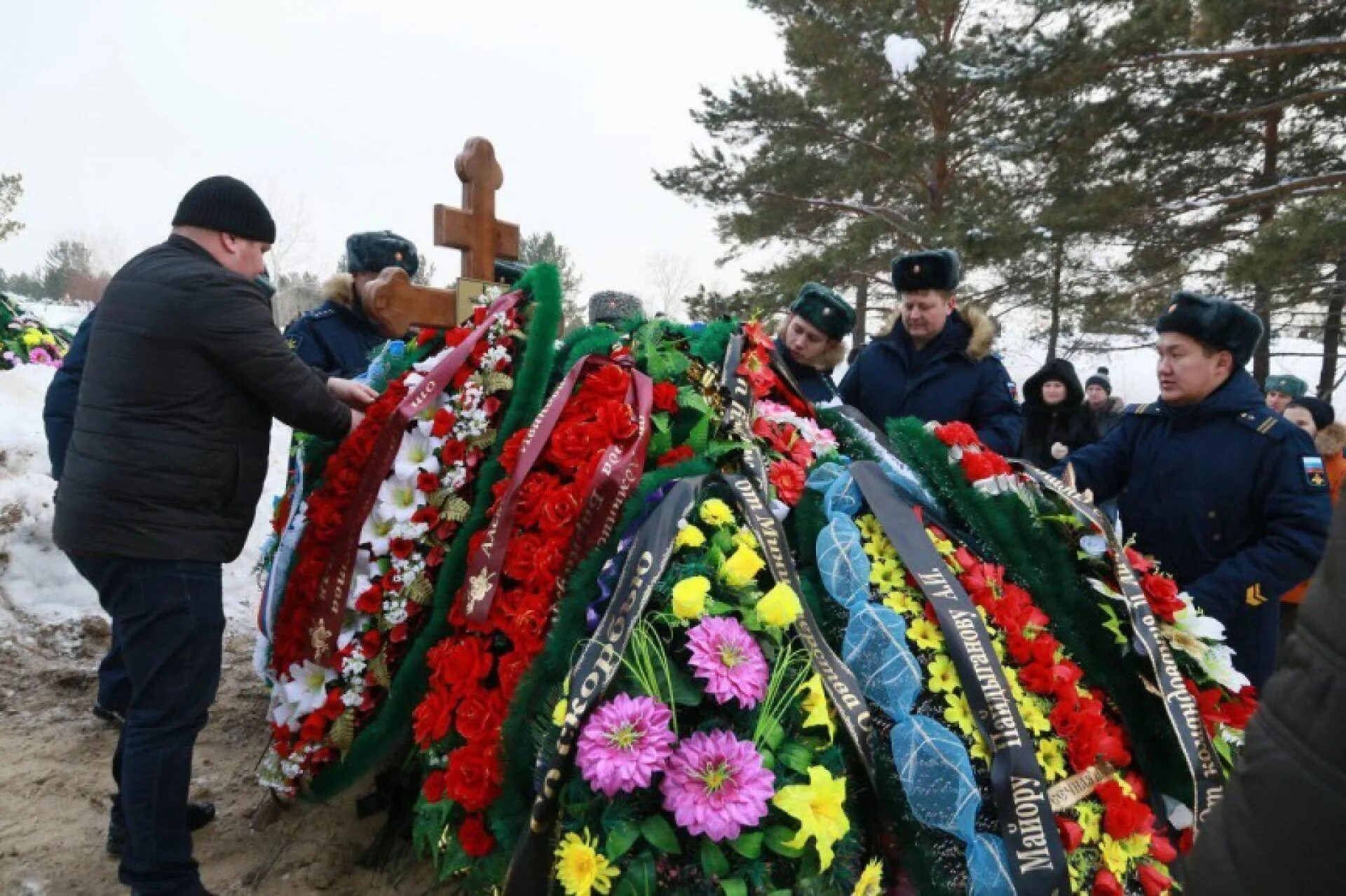 Красноярский край похороны отравившихся детей фото В Барнауле простились с погибшими в Японском море летчиками - Толк 23.01.2019