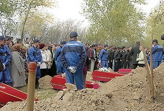 Красноярский край похороны отравившихся детей фото Это убийство похоже на ритуальное" Почему дело о загадочной смерти красноярских 