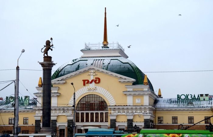Красноярский жд вокзал фото Давайте поменяемся полками,я не могу ехать "задом наперёд",мне надо по ходу поез