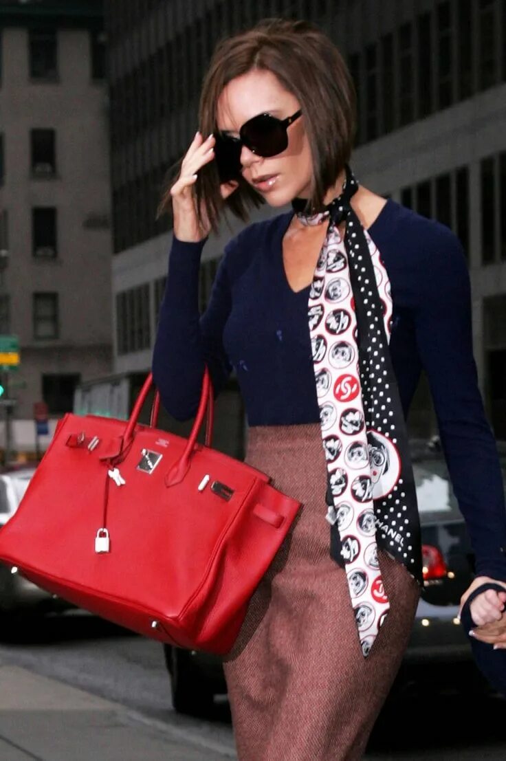 Красную сумку с чем носить фото Victoria Beckham Boarded a Train With One of the World's Most Expensive Handbags