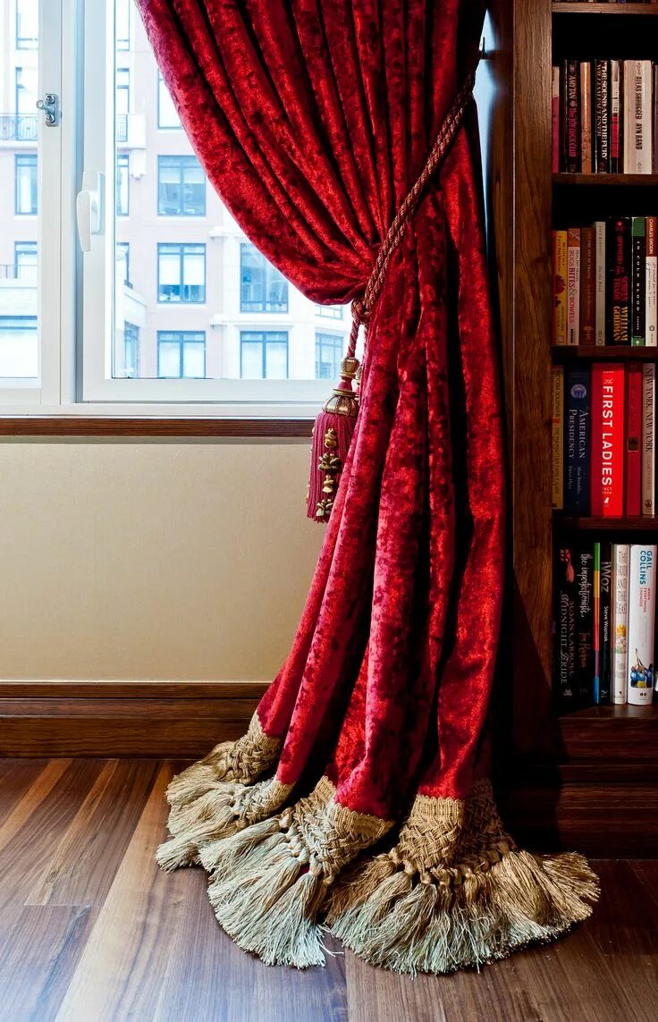 Красные бархатные шторы в интерьере Perianth Interior Design Яркие гостиные, Современные шторы, Домашний декор