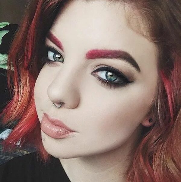 Красные брови макияж Ahora las chicas están pintando sus cejas de colores pastel. Cejas