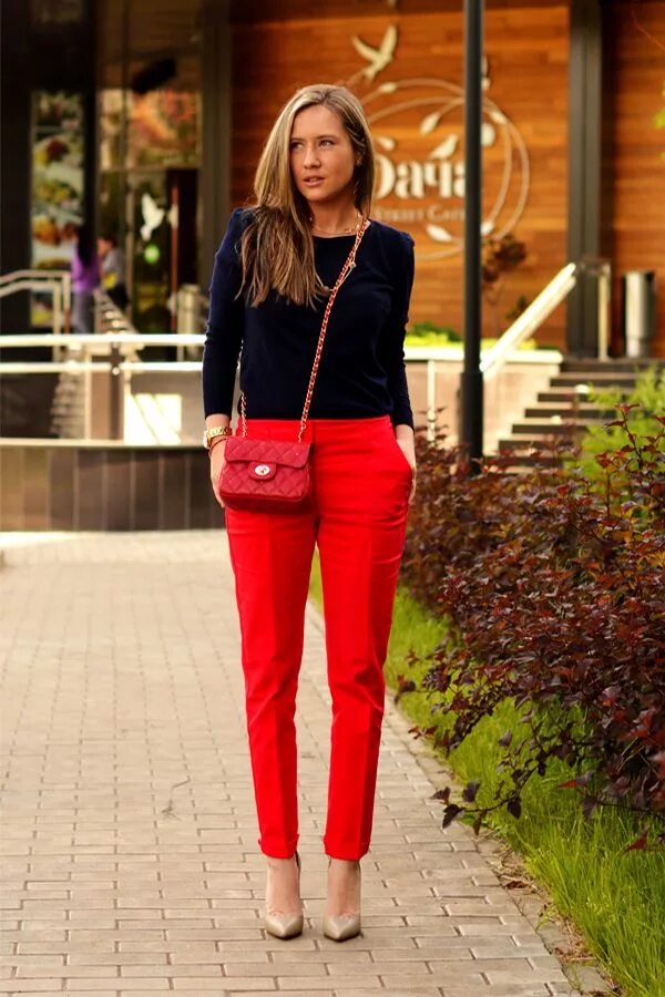 Красные брюки сочетание цветов с чем носить красные брюки - Поиск в Google Red pants outfit, Red jeans outfit, 