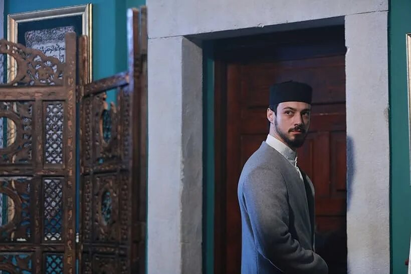 Красные бутоны турецкий фото Красные бутоны (TV Series 2023- ) - Photos - IMDb