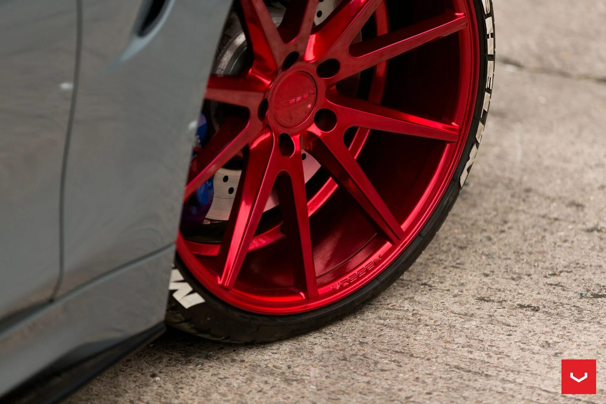 Красные диски фото BMW M4 on Candy Apple Red Vossen VFS-1 Wheels in 2021 Candy apple red, Vossen, B