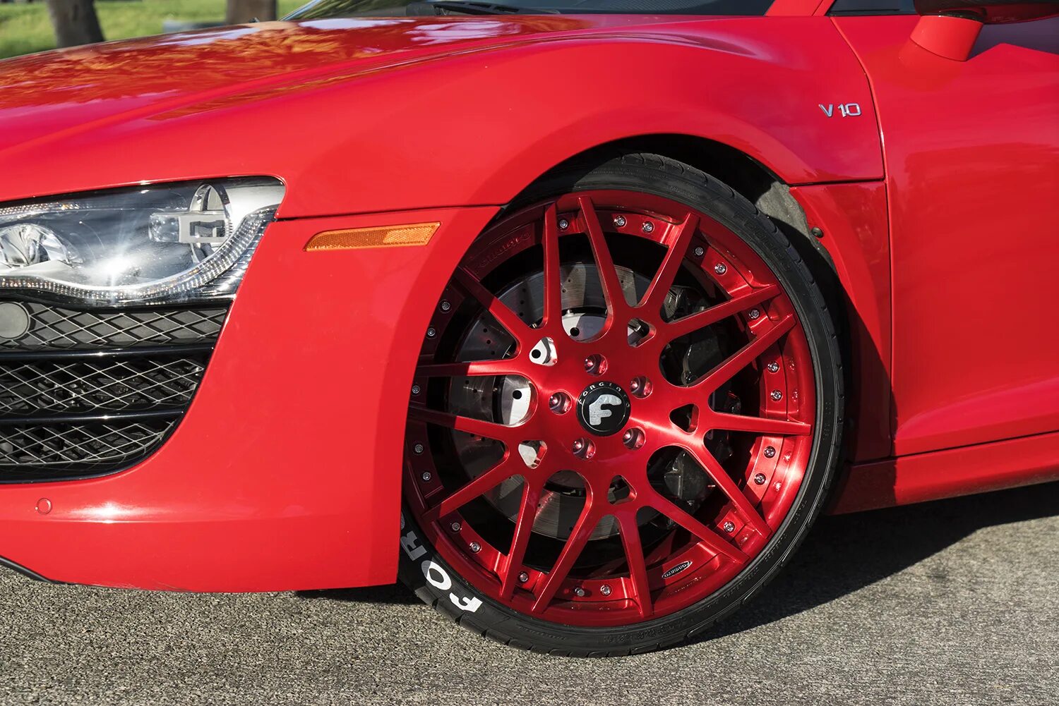 Красные диски на черной машине фото AUDI R8 FORGIATO MAGLIA-ECL FORGED WHEELS Buy with delivery, installation, affor