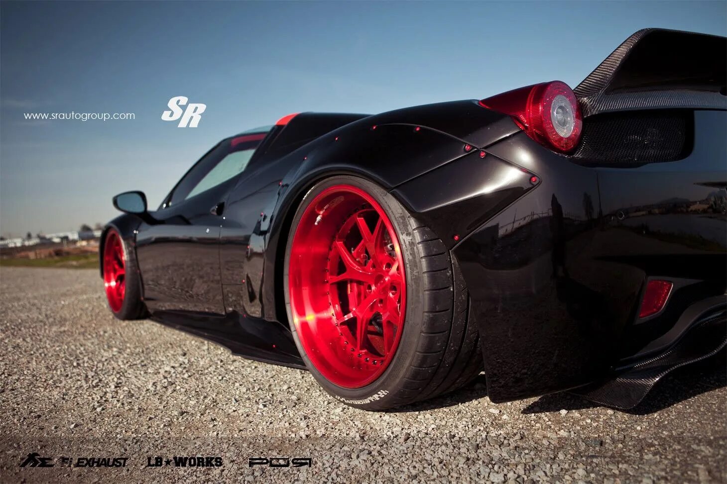 Красные диски на черной машине фото Ferrari 458 Spyder Liberty Walk - World Installer Magazine на DRIVE2
