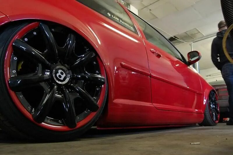 Красные диски на черной машине фото black bentley rims