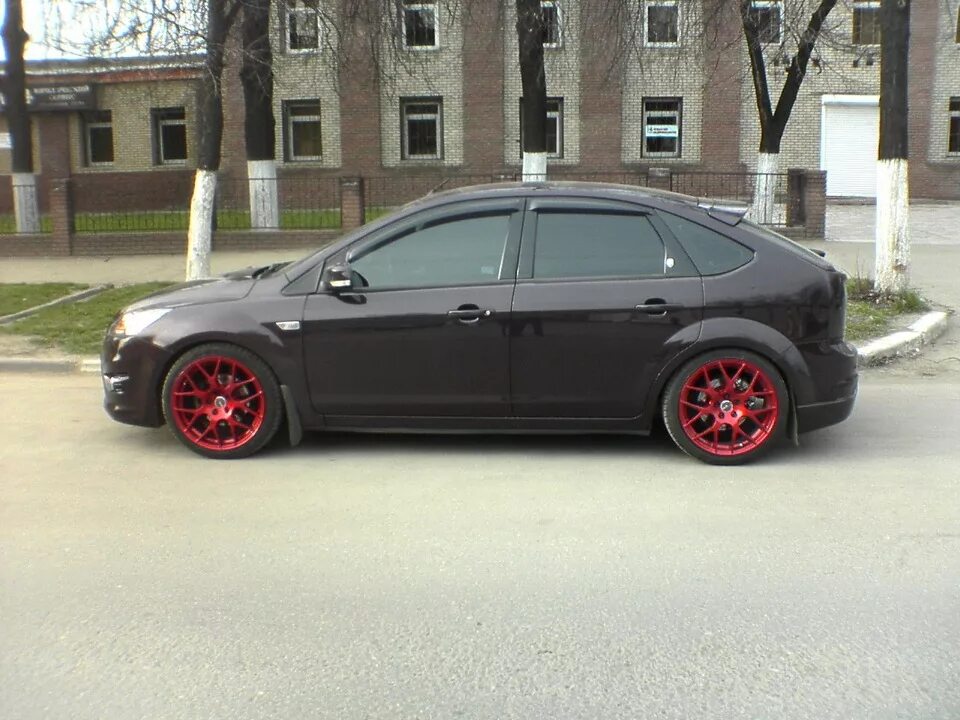 Красные диски на черной машине фото Перекрасил летние диски в красный candy - Ford Focus II Hatchback, 1,6 л, 2008 г