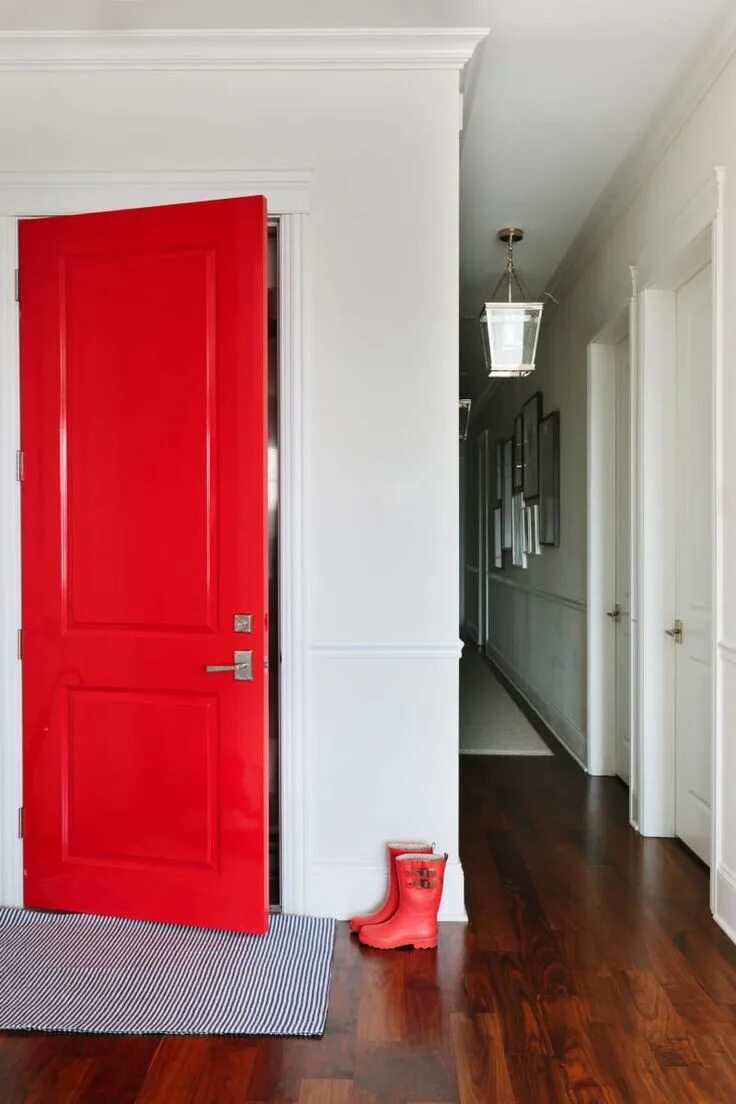 Красные двери в интерьере Red, White, and Blue Take a Sophisticated Turn in This Chicago Home