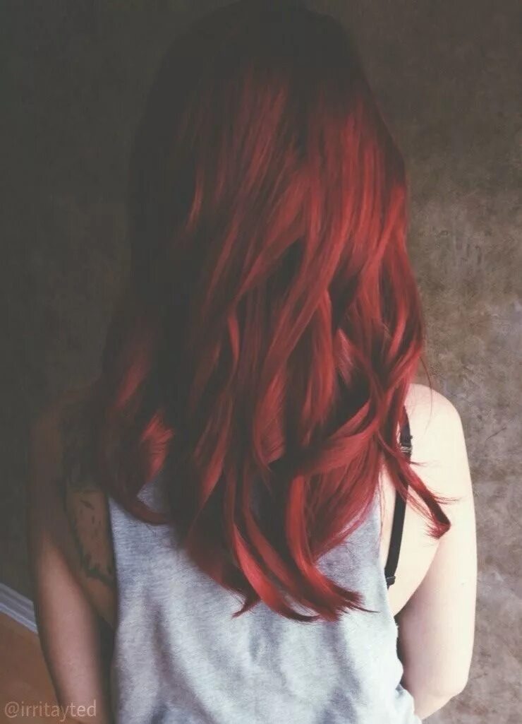 Красные фото девушек без лица Indie Scene Style Shades of red hair, Long hair styles, Red scene hair