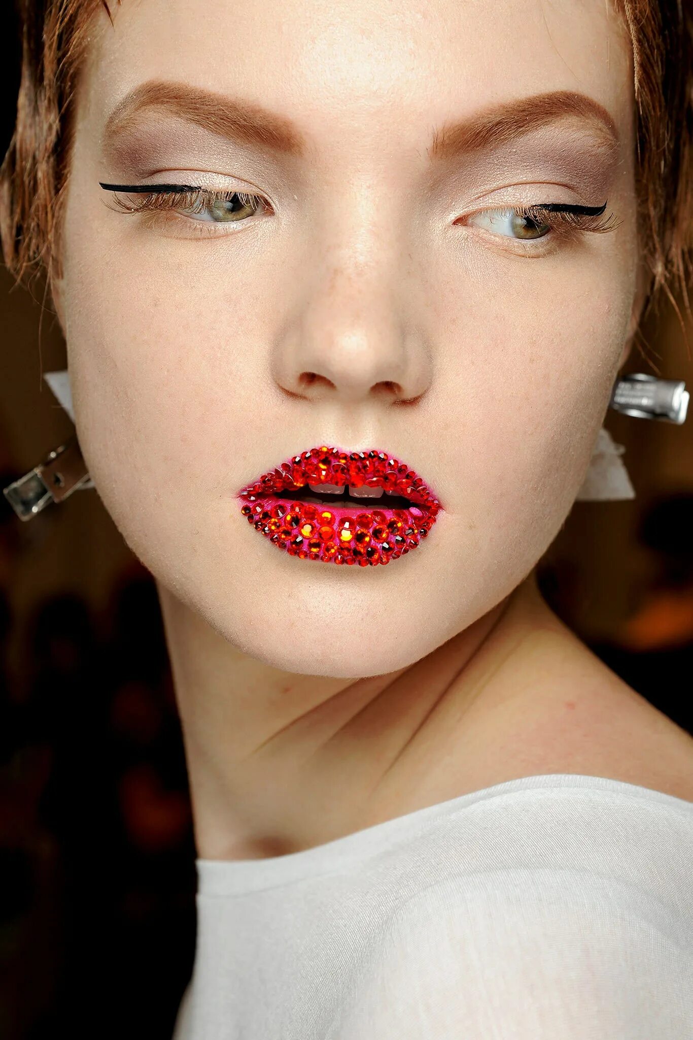 Красные губы без макияжа Christian Dior Spring 2013 Couture Collection Vogue