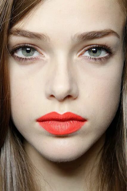 Красные губы без макияжа глаз obsessed with her perfectly bare eyes and bold lips Summer lipstick, Bold lipsti