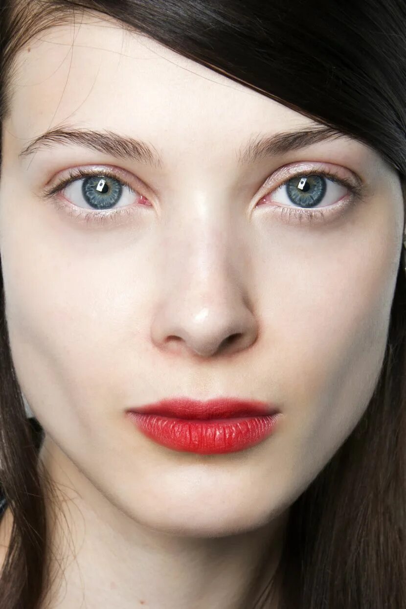 Красные губы без макияжа глаз Makeup Kleider