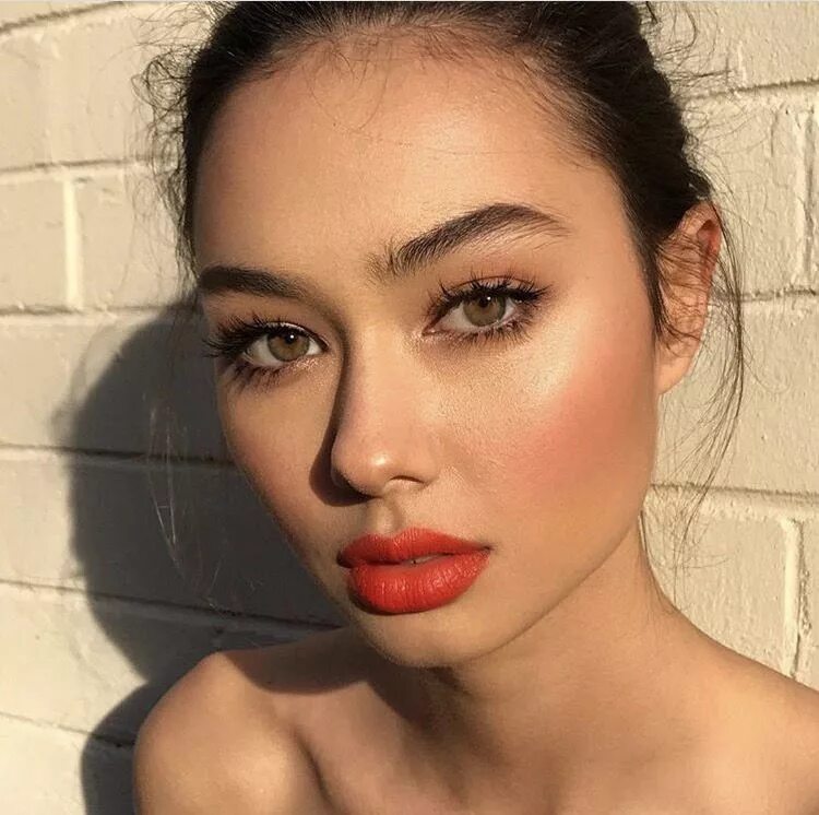 Красные губы без макияжа глаз Orange red lips perfect for summer time Trendy makeup, Makeup looks, Skin makeup