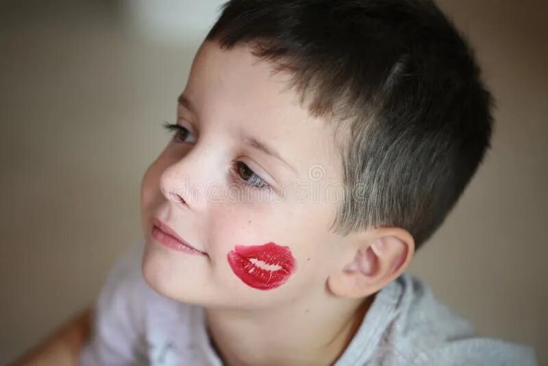 Красные губы у ребенка как накрашенные причины Brunette Boy with a Red Kiss on His Cheek Stock Photo - Image of hugs, brunette: