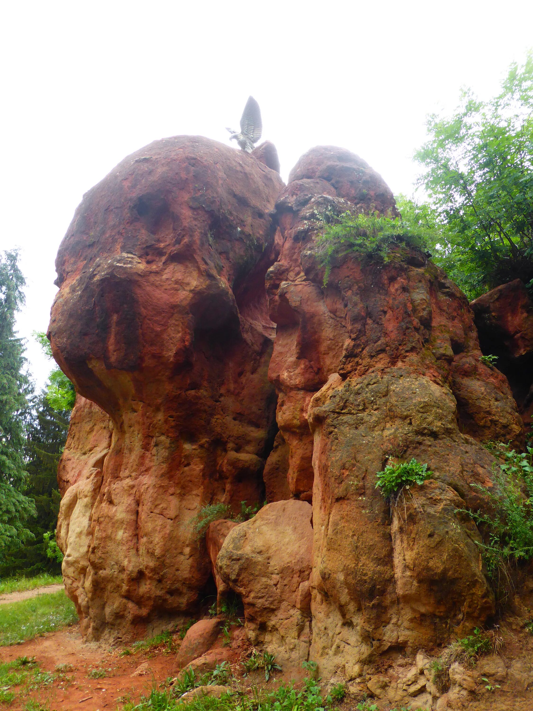 Красные камни кисловодск фото File:Лермонтовский Орёл на Красных камнях. Красные камни (Курортный парк), Кисло