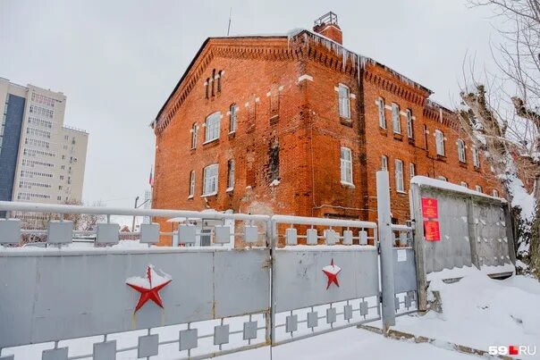 Красные казармы пермь фото ЧТО ТАКОЕ ПЕРМСКИЕ КРАСНЫЕ КАЗАРМЫ? В России в начале 20 века высочайше утвердил
