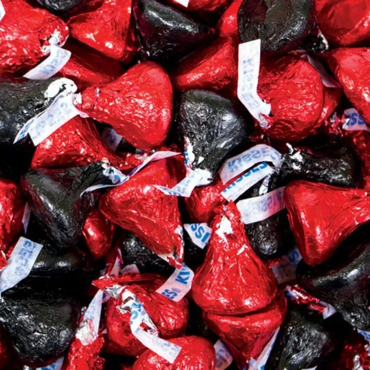 Красные конфеты фото Hershey's Kisses Black & Red Foil Candy
