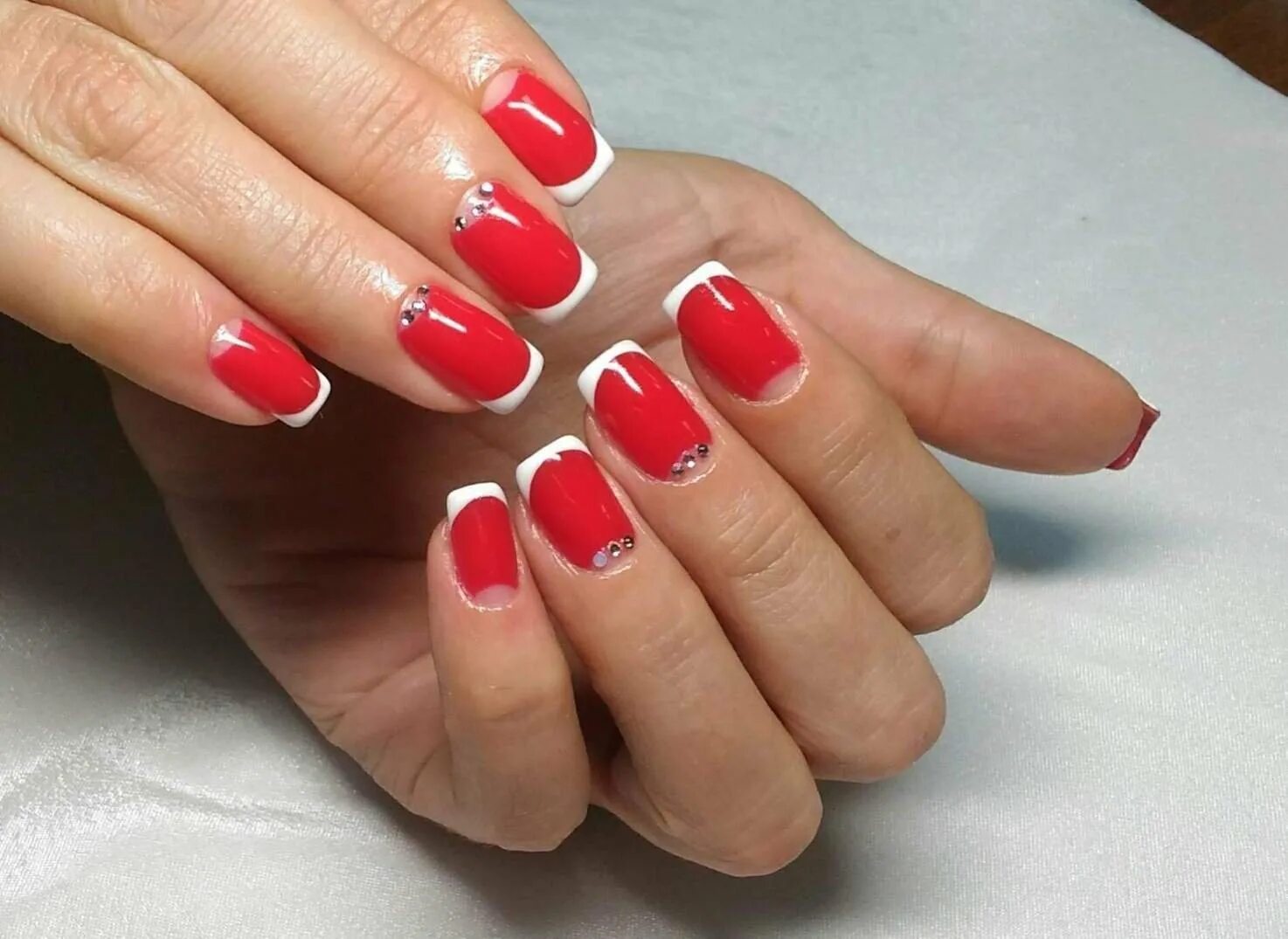 Красные короткие ногти фото Французский маникюр (френч) с красный лаком для ваших ногтей