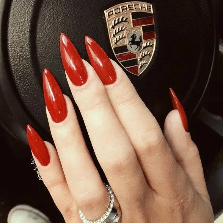 Красные ногти маникюр миндаль с дизайном Pin on Nail
