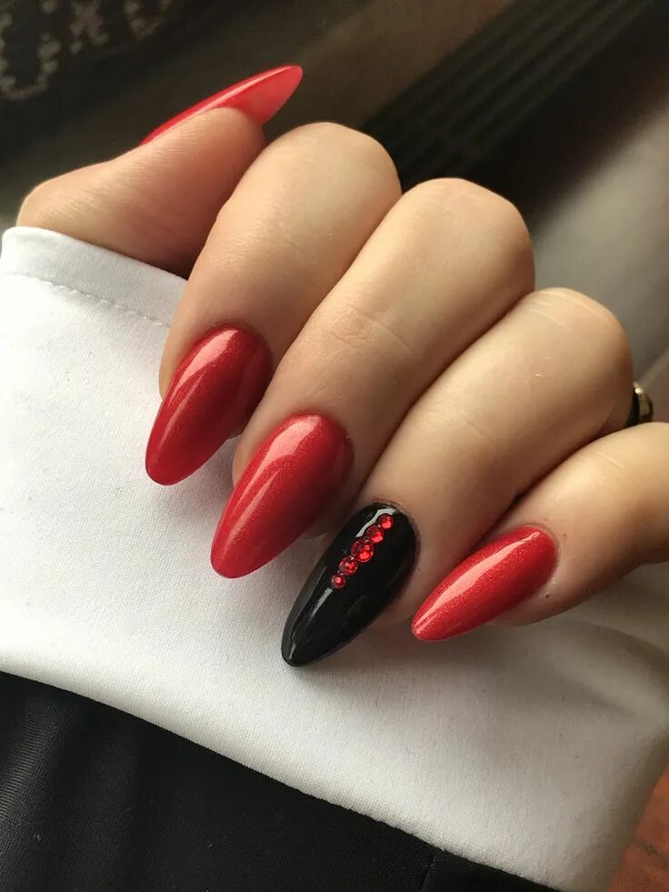 Красные ногти маникюр миндаль с дизайном @pelikh_ideas nails, #Nails #pelikhideas Unghie idee, Unghie rosse, Unghie gel