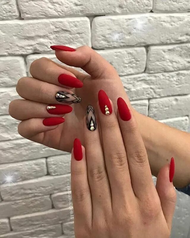 Красные ногти маникюр миндаль с дизайном ＭＡＳＴＥＲ ＮＡＩＬＳ ＷＯＲＬＤ (@master_nailsworld) * Zdjęcia i filmy na Instagramie Matte n