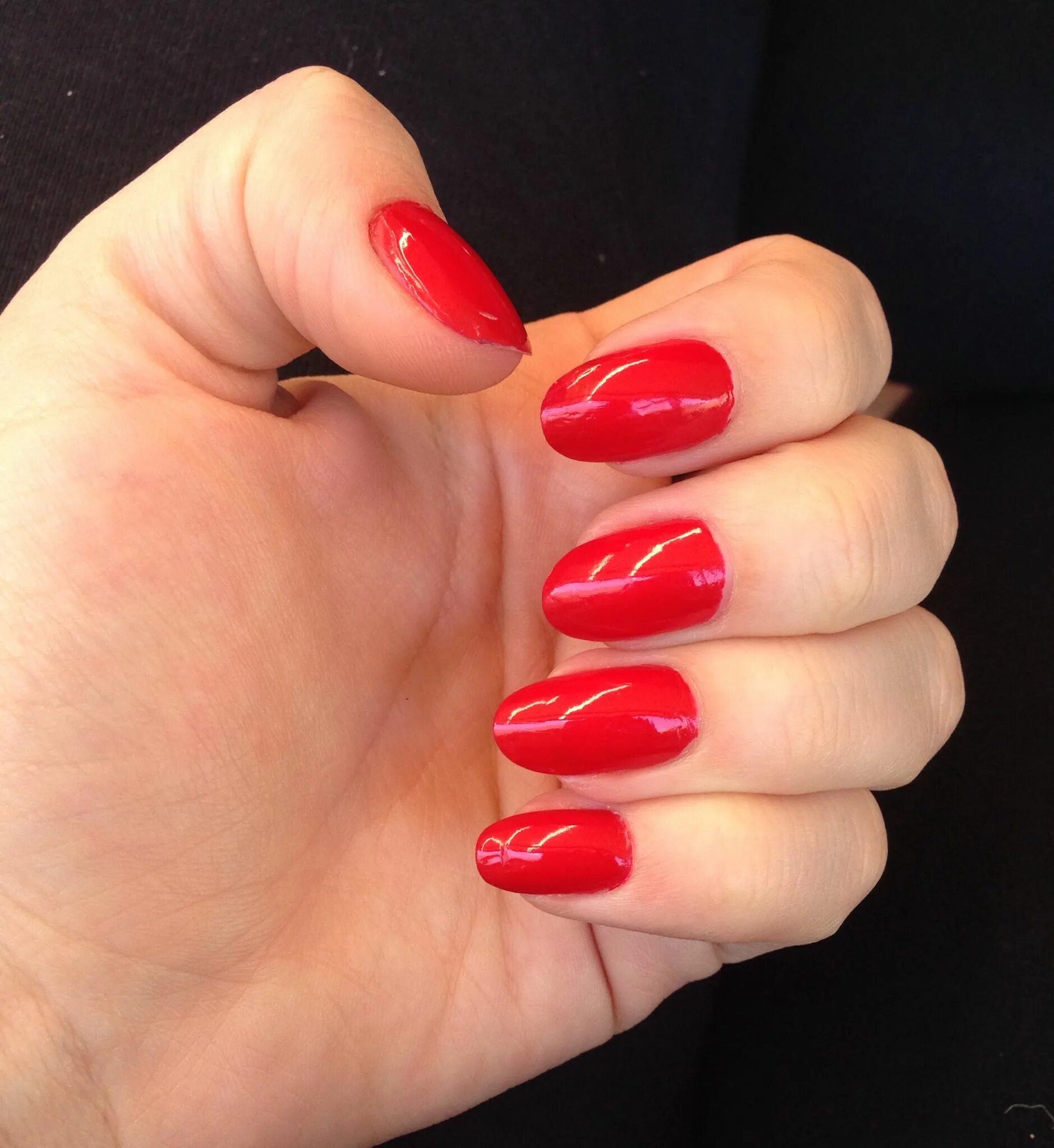 Красные ногти маникюр на собеседовании Round red nails Red nails, Manicure colors, Fingernails