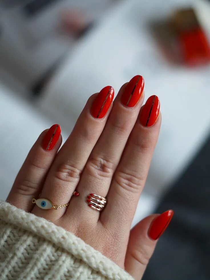 Красные ногти маникюр на собеседовании Red Nails with a Twist Red nails, Romantic nails, Simple nails