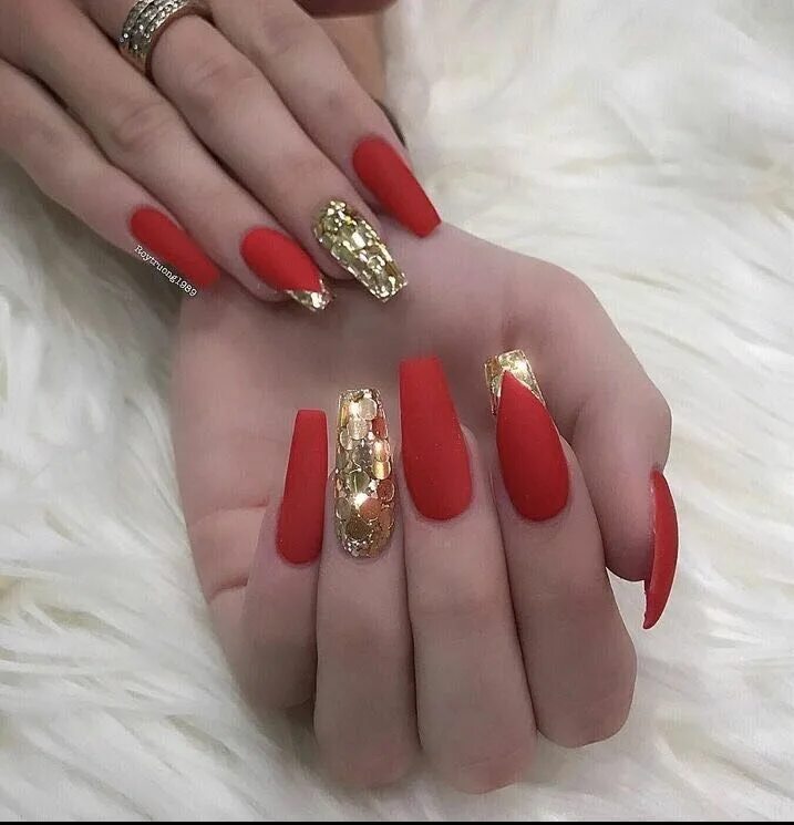 Красные ногти с золотым маникюром Pin by Stephanie Davila on nails Gold nails, Gold nail art, Gold nail designs