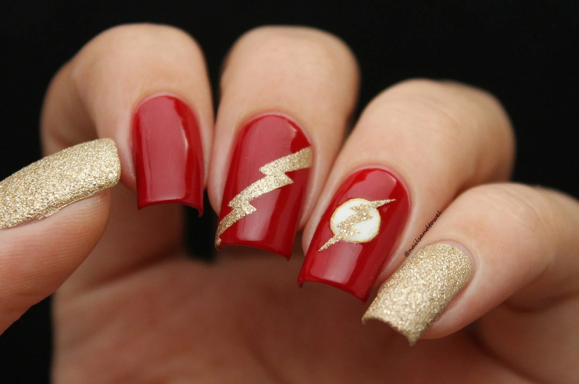 Красные ногти с золотым маникюром Nail art inspired by The Flash Lightning nails, Superhero nails, Nail vinyls