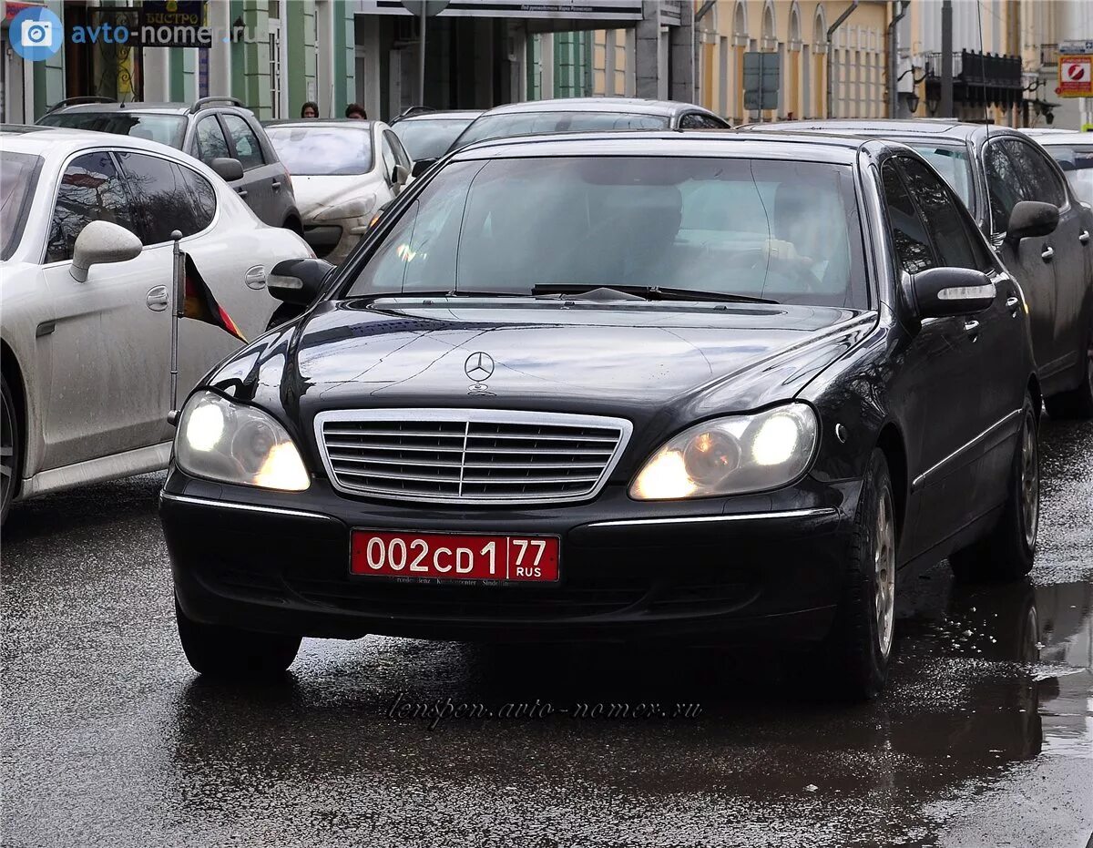 Красные номера фото "002 CD 1 77" фото Mercedes-Benz S-Klasse. Россия