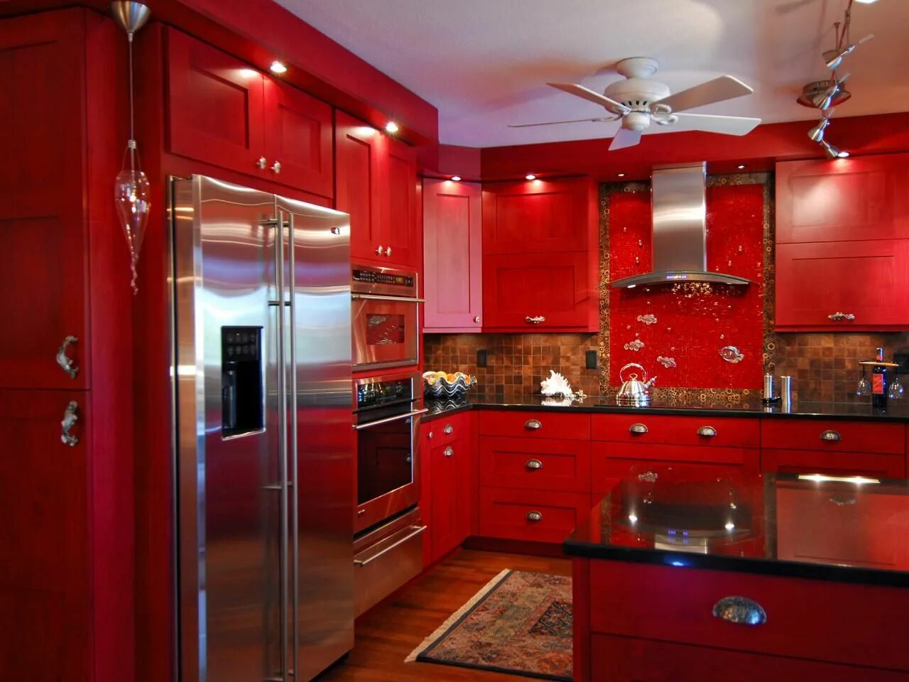 Красные обои в интерьере кухни Best Colors to Paint a Kitchen: Pictures & Ideas From HGTV Red kitchen decor, Ec