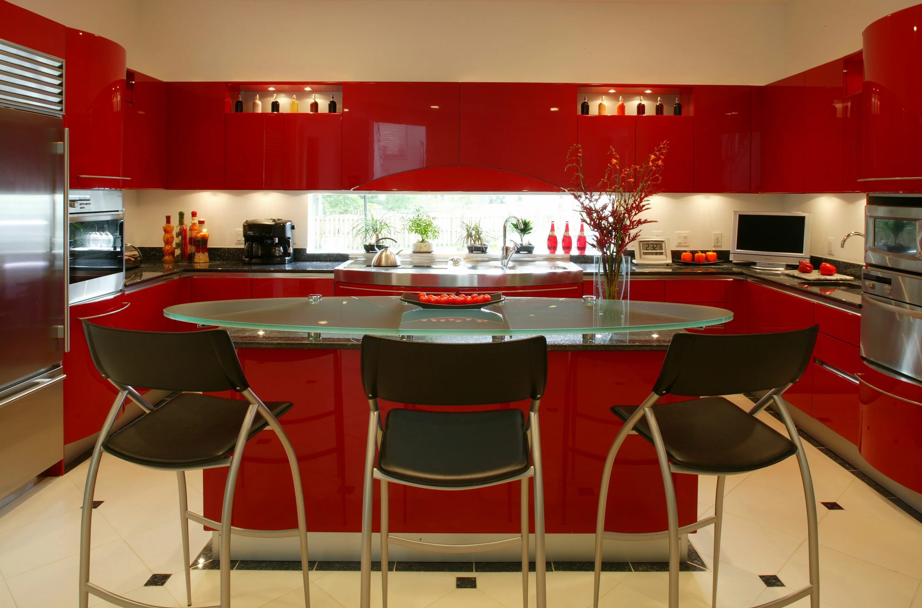 Красные обои в интерьере кухни OLA Racing Red High Gloss New Construction In Alexandria. Bold red kitchen from 
