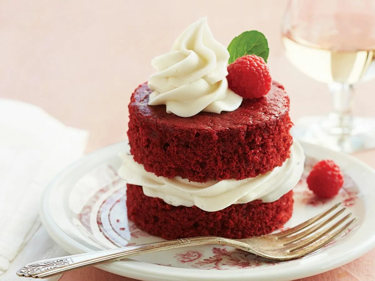 Красные пирожные фото Mini Red Velvet Cakes Recipe Recipe Desserts, Mini dessert recipes, Red velvet c