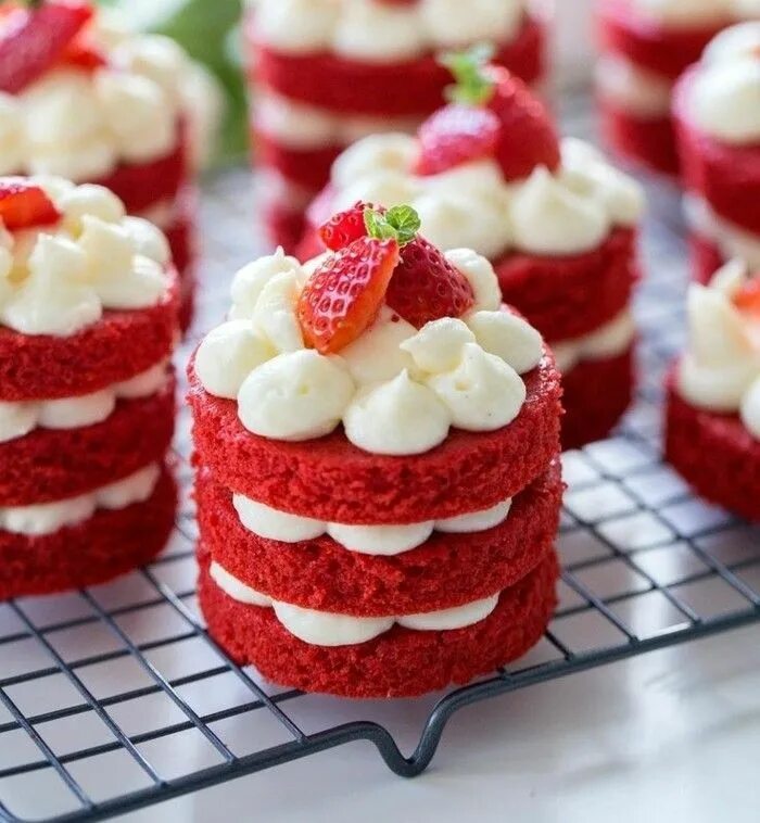 Красные пирожные фото roter samtkuchen tolle gestaltung drei stoecke runder kuchen mit creme dazwische